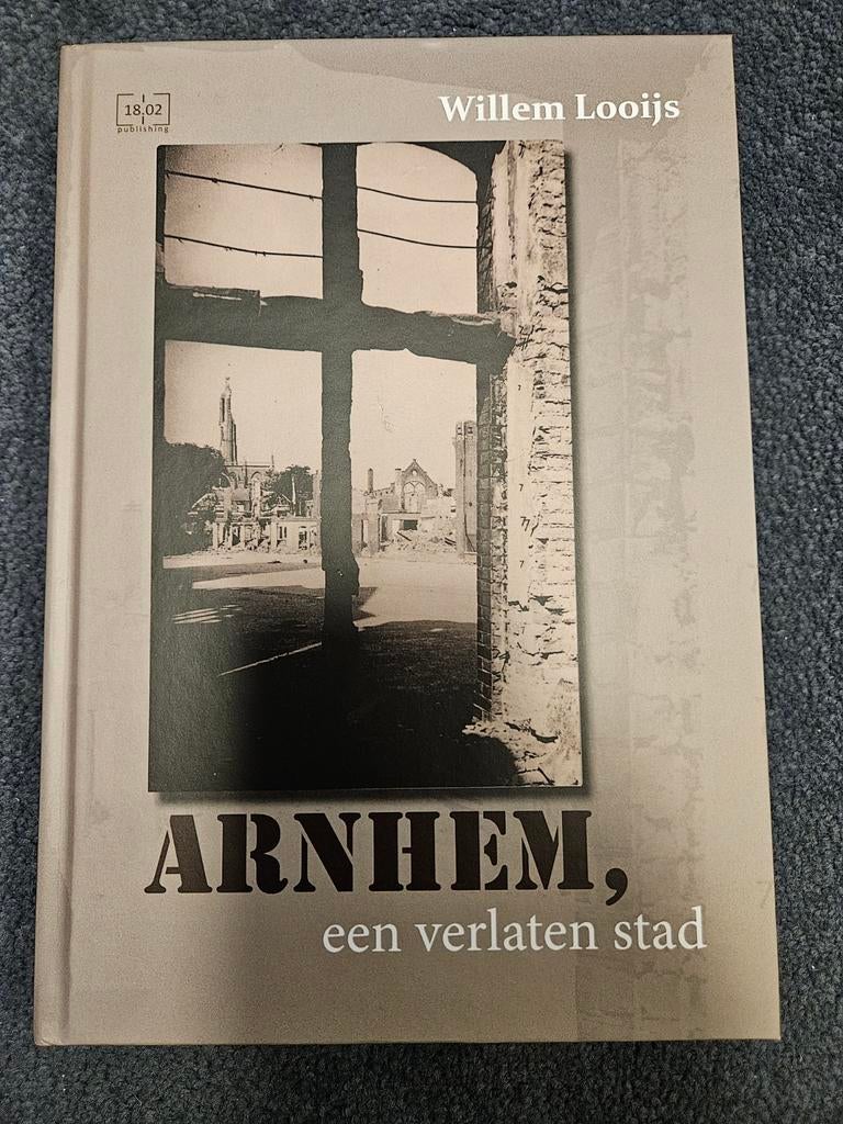 Arnhem, een verlaten stad - Willem Looijs, Boeken, Ophalen of Verzenden, 20e eeuw of later, Zo goed als nieuw, Willem Looijs