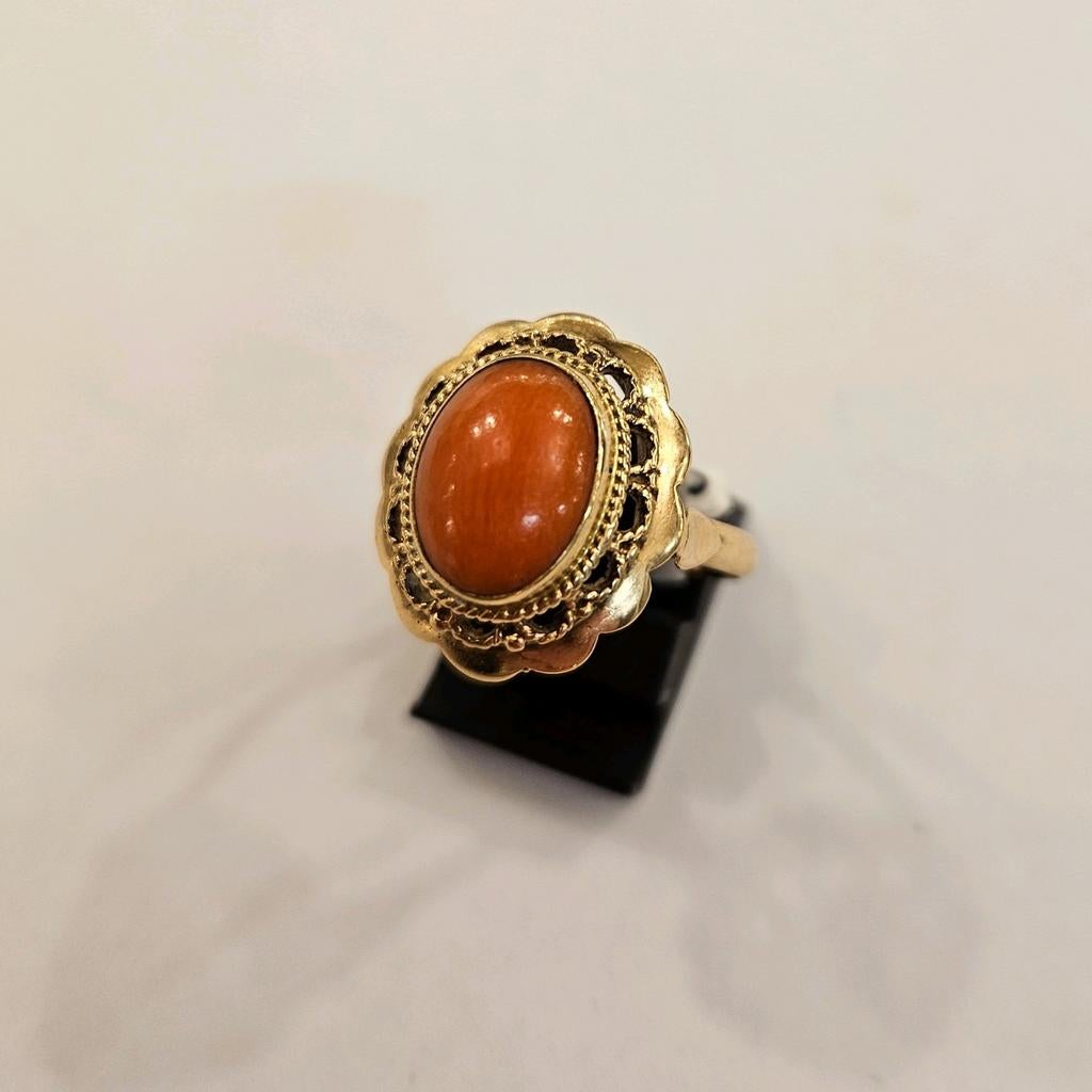 Vintage 14 karaats gouden ring bezet met Bloedkoraal, 19 tot 20, Ophalen of Verzenden, Zo goed als nieuw, Met edelsteen