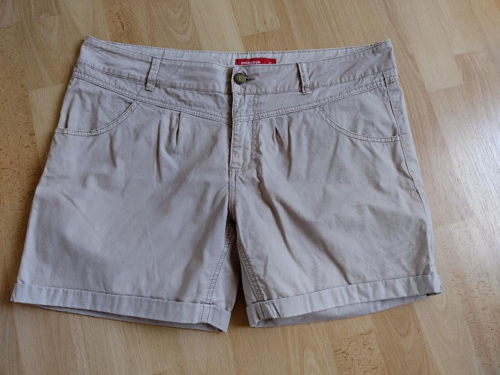 Te koop aangeboden: Korte dames broek van Manguun , Kleding | Dames, Broeken en Pantalons, Zo goed als nieuw, Maat 42/44 (L), Beige