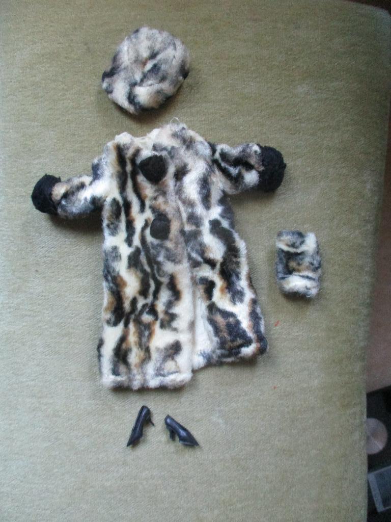 Vintage  barbie  kleding 4 delig Britisch crown, Verzenden