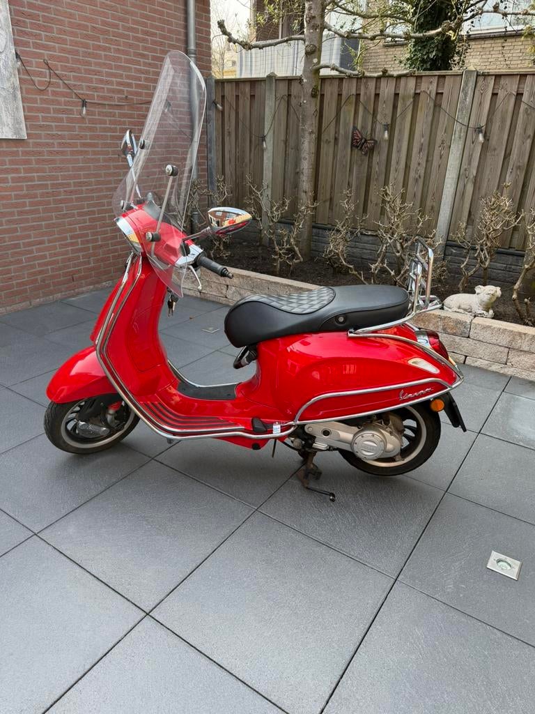 Vespa sprint 2021 red, Fietsen en Brommers, Scooters | Vespa, Ophalen, Vespa S, 49 cc, Zo goed als nieuw