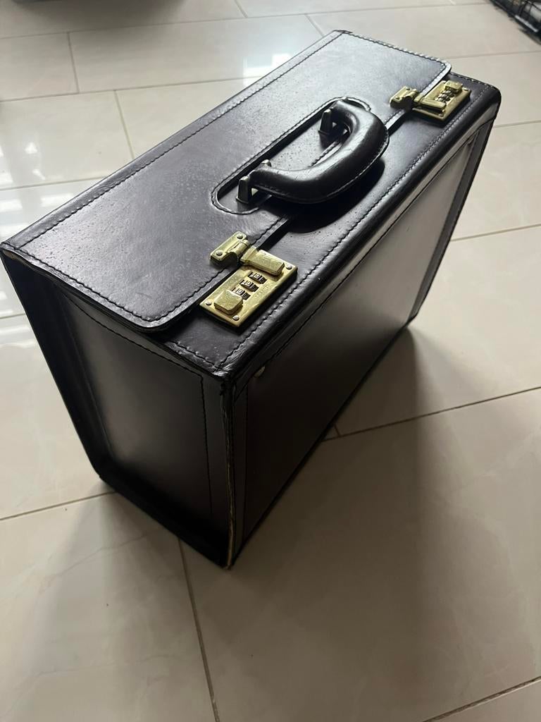 Pilotenkoffer leer Bordeaux rood, Ophalen, Gebruikt