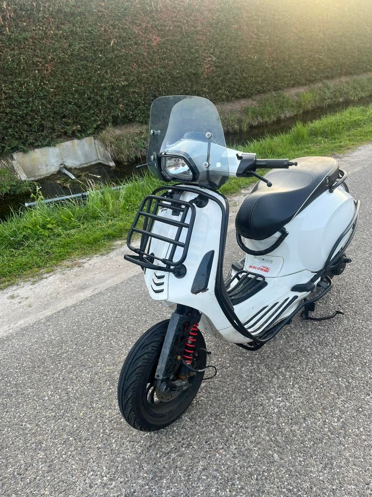 Vespa sprint 80cc 2017, Fietsen en Brommers, Ophalen of Verzenden, Zo goed als nieuw, Benzine