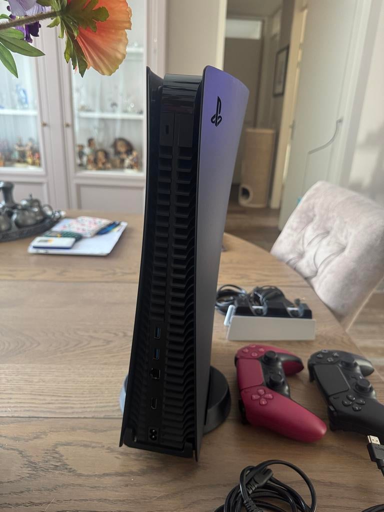 PlayStation 5 825GB met 2 controllers en laadstation, Spelcomputers en Games, Spelcomputers | Sony PlayStation 5, Ophalen of Verzenden