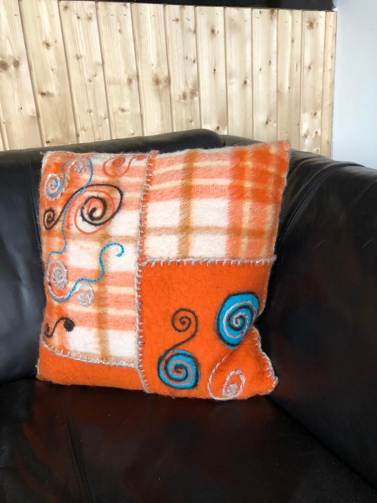 Mooie oranje kussen van vintage wollen dekens gemaakt, Huis en Inrichting, Woonaccessoires | Kussens, Ophalen of Verzenden, Zo goed als nieuw