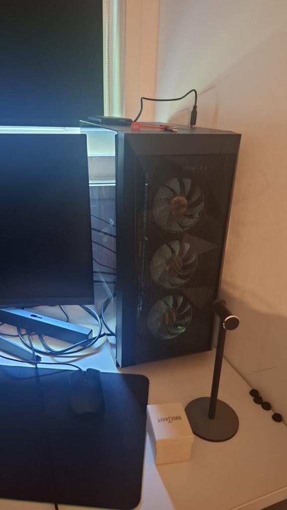 Gaming PC met 2 monitoren, toetsenbord, muis en headset, Computers en Software, Desktop Pc's, Gebruikt, Onbekend, 8 GB, Ophalen of Verzenden