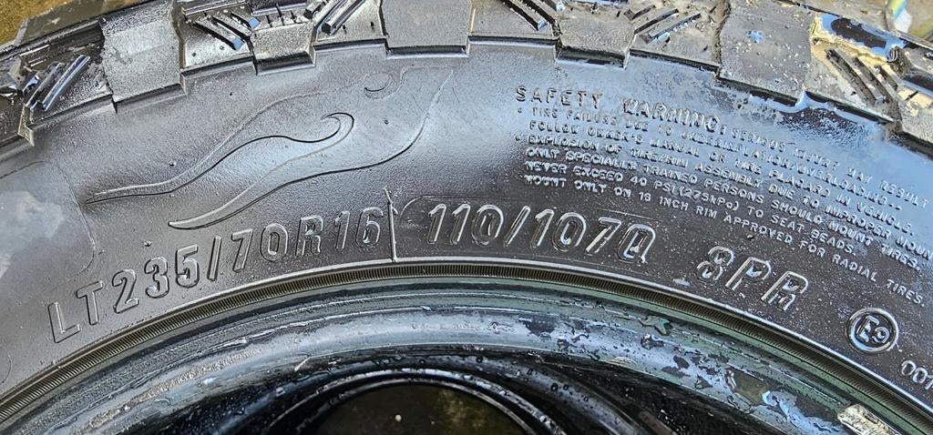 Banden  235/70/16, Auto-onderdelen, Banden en Velgen, Gebruikt, 16 inch, Ophalen of Verzenden, 235 mm