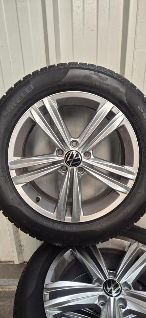 Mooie stalen velgen Tiguan R line incl banden pirelli, Auto-onderdelen, Banden en Velgen, Ophalen, 18 inch, 215 mm, Velg(en)