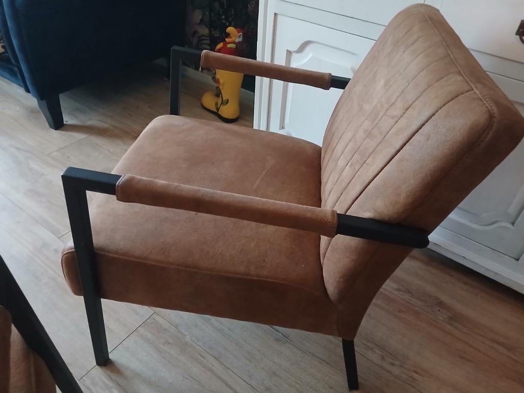 2 bruine suède leren stoelen zgan, Ophalen, Zo goed als nieuw, 75 tot 100 cm, 50 tot 75 cm