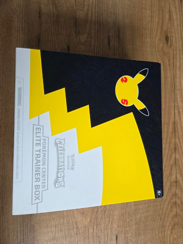 Celebrations pokemon center etb leeg, Hobby en Vrije tijd, Verzamelkaartspellen | Pokémon, Ophalen of Verzenden, Sleeves of Kaarthoesjes