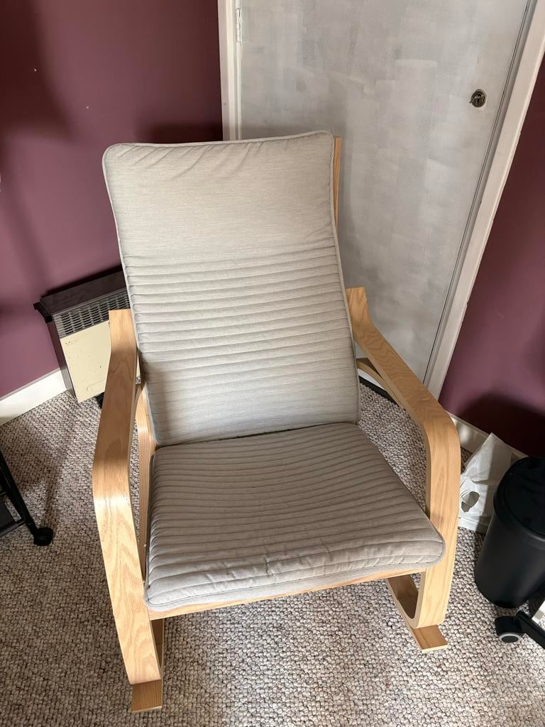 Ikea Poäng Schommelstoel met lichtgrijze kussens, Huis en Inrichting, Stoelen, Ophalen, Gebruikt, Hout, Eén