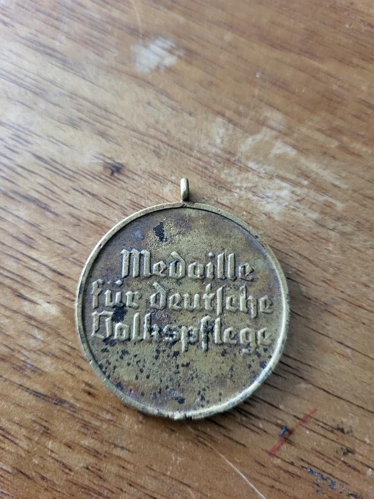Te koop volkspflege medaille, Verzamelen, Militaria | Tweede Wereldoorlog, Ophalen of Verzenden, Nederland, Lintje, Medaille of Wings