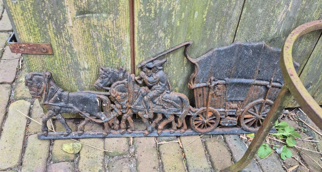 Antiek gietijzer wanddecoratie, paard en wagen muurornament, Ophalen
