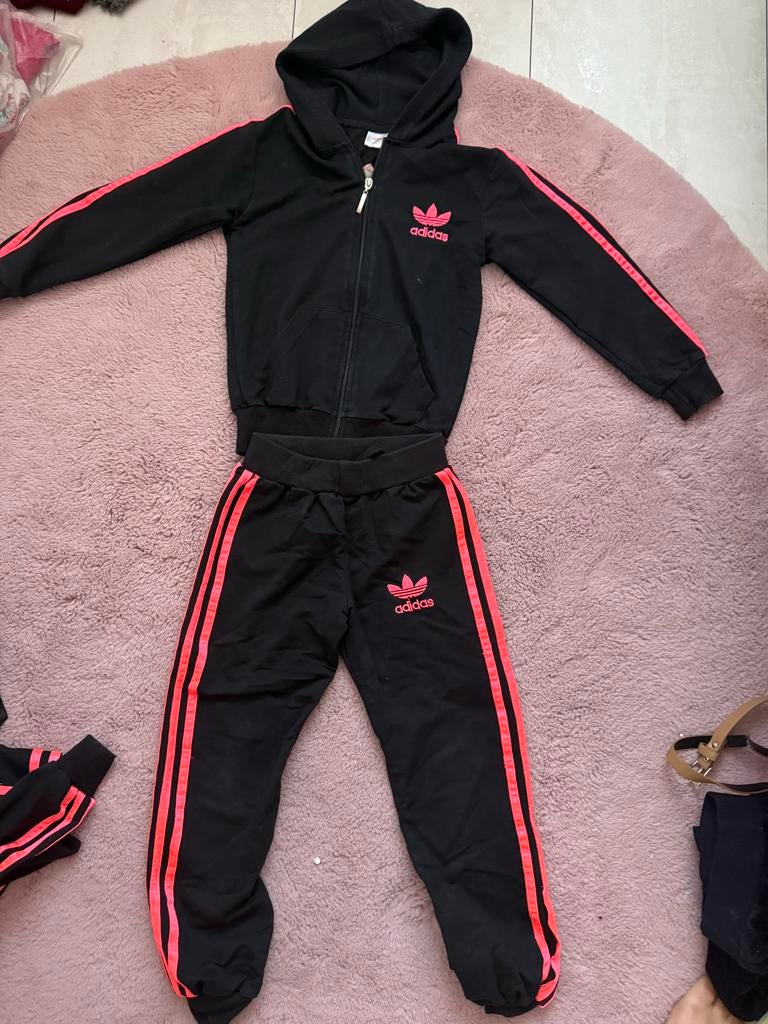 2 stuks Adidas trainingspakken zwart met roze strepen, Kinderen en Baby's, Ophalen, Gebruikt, Maat 128