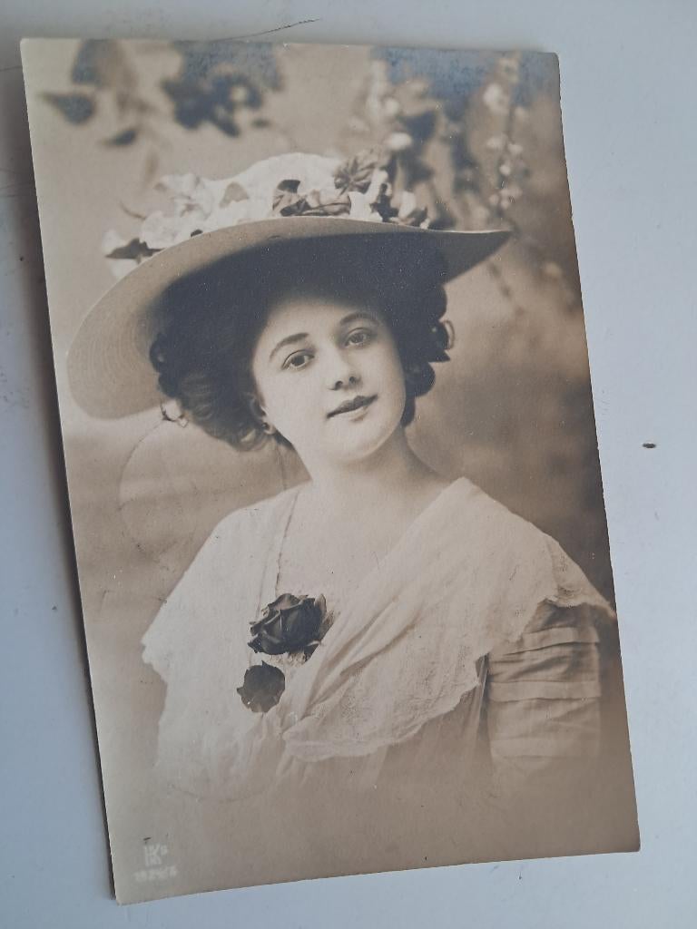 dame met gegolfde hoed-1906-Uden, Ophalen of Verzenden, Voor 1920, Gelopen, Klederdracht