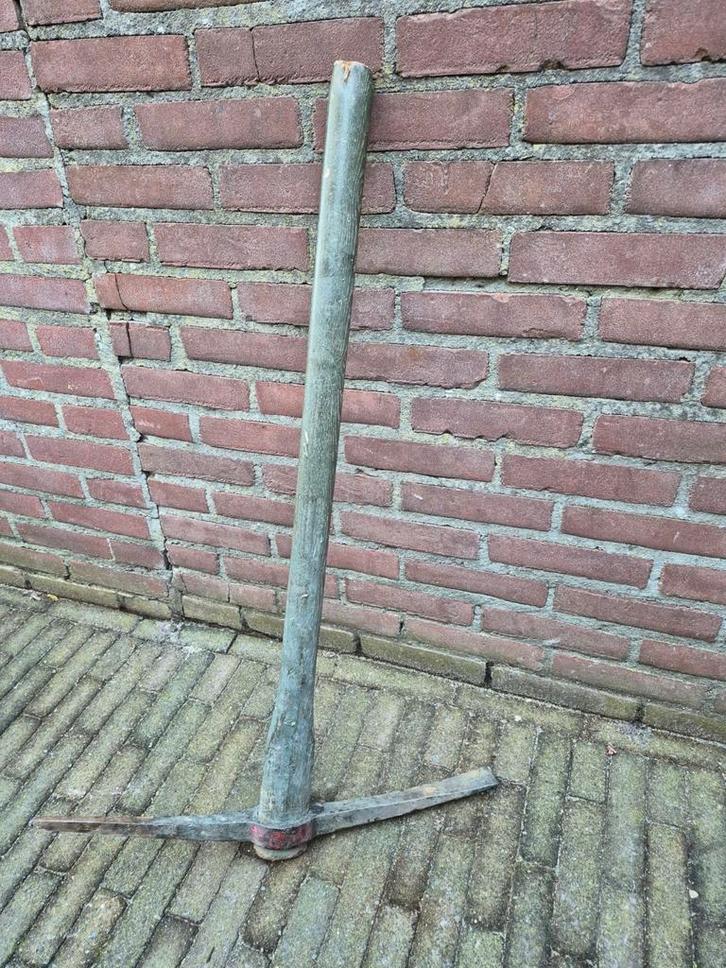 Oude houweel met houten steel, Doe-het-zelf en Verbouw, Gereedschap | Handgereedschap, Gebruikt, Ophalen of Verzenden