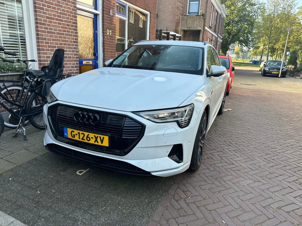 Audi e-tron 55 Quattro 408pk 2019 Wit, Auto's, Audi, Automaat, 131 €/maand, Stof, 1800 kg