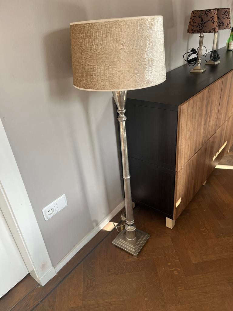 Stijlvolle vloerlamp (zilverkleurige voet met lampenkap, Huis en Inrichting, Lampen | Vloerlampen, Ophalen, Zo goed als nieuw