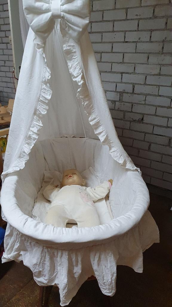 Nieuwe rieten Wieg, houten onderstel met zwenkwielen. Inkl., Ophalen, Nieuw, Wieg