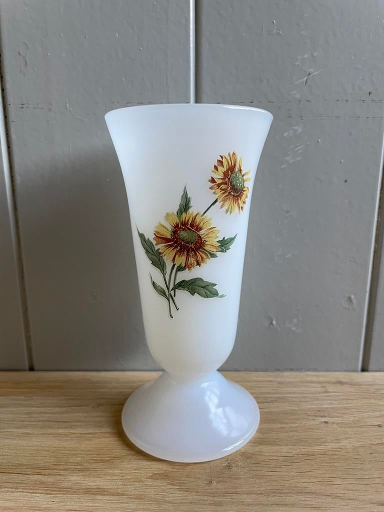 Vintage Arcopal opaline glas vaasje zonnebloemen France 70s, Overige kleuren, Ophalen of Verzenden, Minder dan 50 cm, Glas