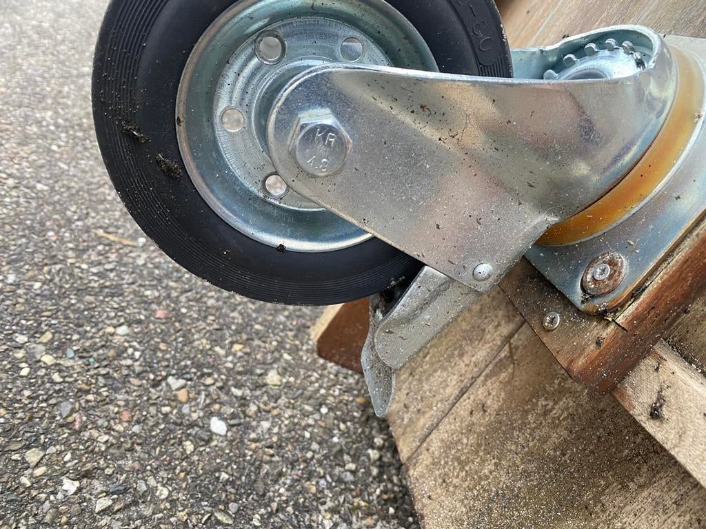 Aangeboden vier prachtige bijna nieuwe grote zwenkwielen, Doe-het-zelf en Verbouw, Ophalen of Verzenden, Zo goed als nieuw