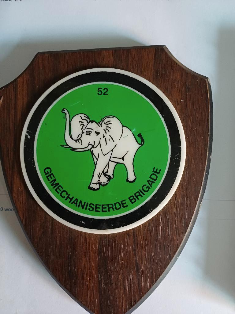 herdenkingsplaket van de 52 gemechaniseerde Brigade, Ophalen of Verzenden, Landmacht, Nederland, Embleem of Badge