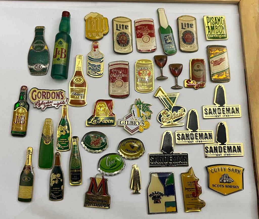 Collectie vintage reclame speldjes / pins van drankmerken, Gebruikt, Gebruiksvoorwerp, Ophalen of Verzenden, Nvt