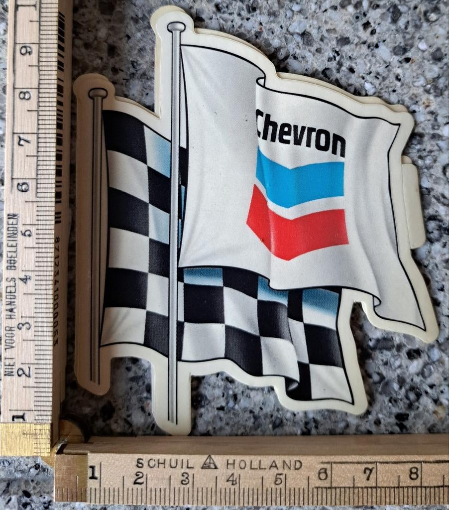 Vintage sticker 2 wapperende vlaggen Chevron checkered flag, Ophalen of Verzenden, Zo goed als nieuw