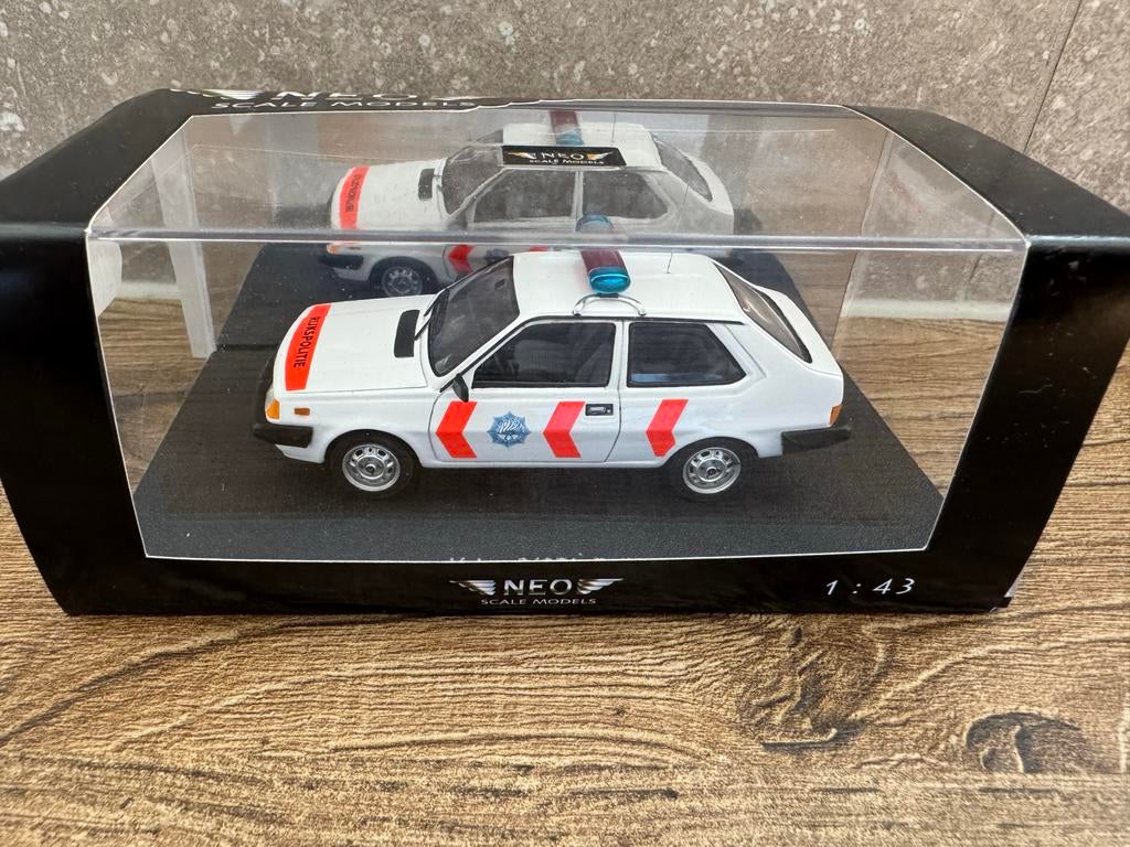 NEO Volvo 340DL politieauto, nieuw in ovp, Hobby en Vrije tijd, Modelauto's | 1:43, Ophalen of Verzenden, Nieuw, Auto, Overige merken
