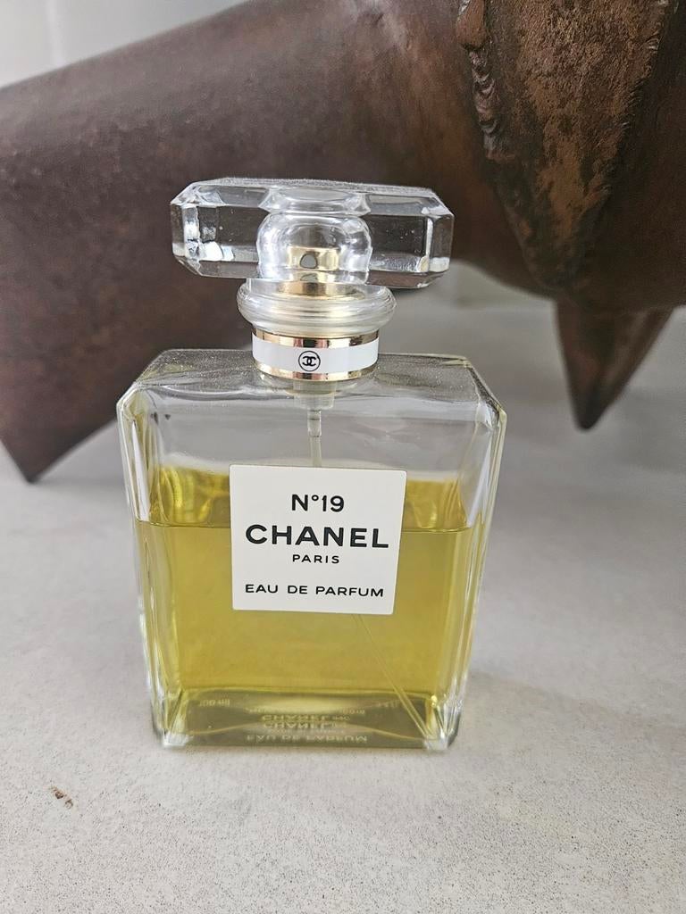 Chanel nr. 19 eau de parfum, Ophalen of Verzenden, Gebruikt, Parfumfles, Gevuld
