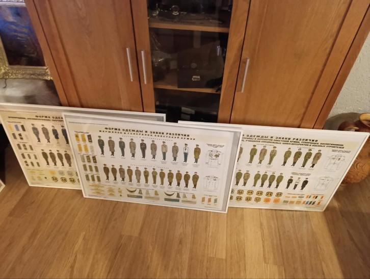 4 postersSovjetleger uniformen en onderscheidingstekens, Verzamelen, Militaria | Algemeen, Landmacht, Foto of Poster, Nederland