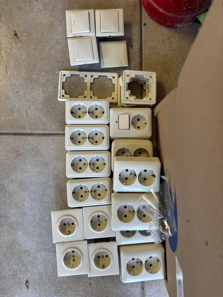 Diverse stopcontacten, schakelaars en afdekramen, Ophalen, Gebruikt, Schakelaar