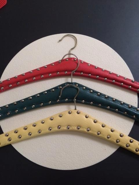 VINTAGE kledinghangers hout, skai met studs á €2,00, Kleding | Dames, Kledinghangers
