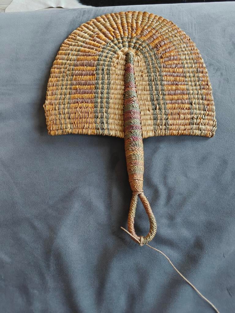 Decoratieve handwaaier van gevlochten natuurlijke vezels, Ophalen of Verzenden