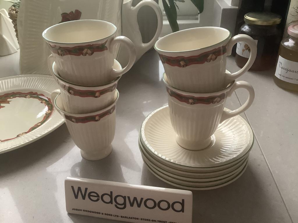 5 zgan kop en schotels WEDGWOOD CHRISTMAS TIME., Huis en Inrichting, Keuken | Servies, Ophalen of Verzenden, Zo goed als nieuw