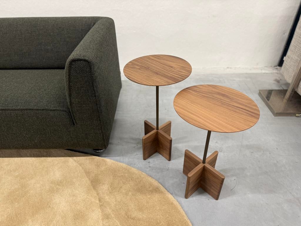 Nieuw Beek Cross Bijzettafels noten hout Design Tafel D35, Huis en Inrichting, Tafels | Bijzettafels, 45 tot 60 cm, Minder dan 55 cm