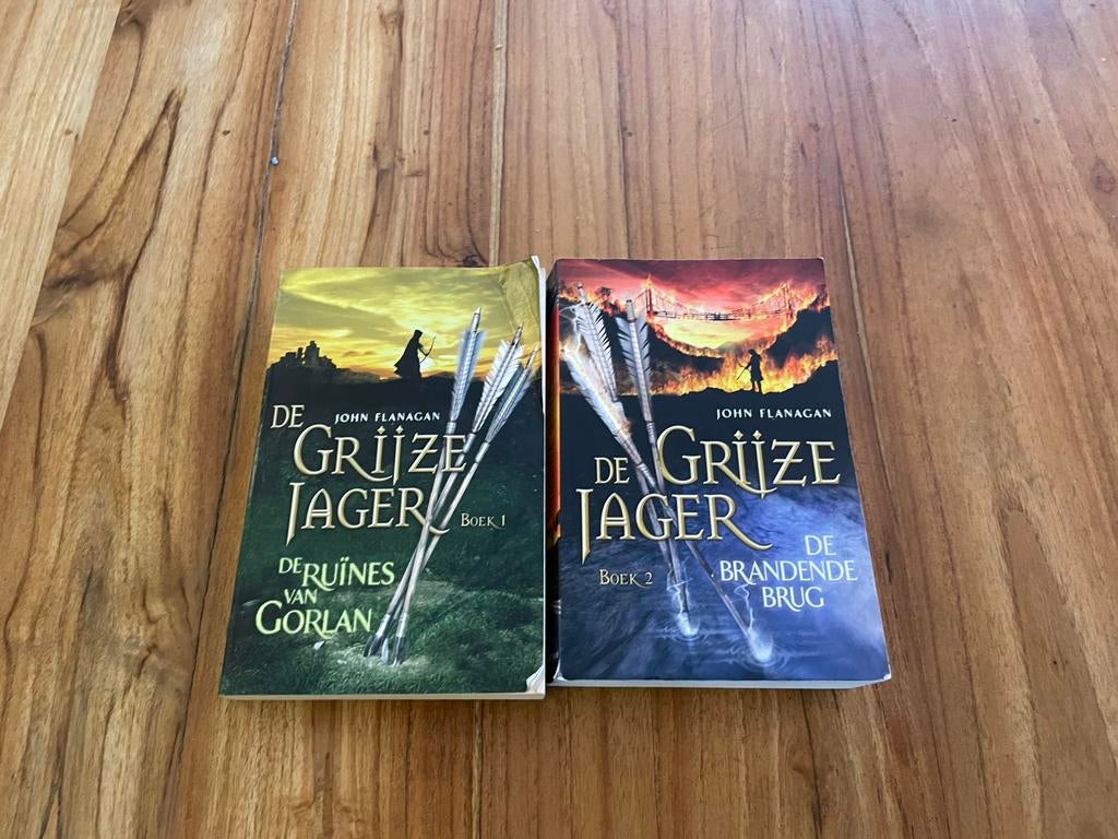 John Flanagan De grijze jager 1 en 2 De brandende brug, Boeken, Gelezen, John Flanagan, Ophalen of Verzenden, Fictie