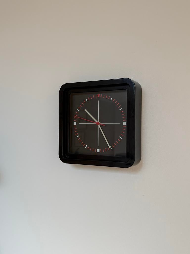 IKEA KVITT Klok - Zwart, Modern Design, Huis en Inrichting, Woonaccessoires | Klokken, Ophalen of Verzenden, Zo goed als nieuw