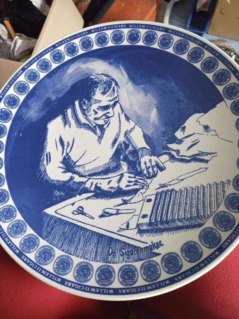 Delfts blauw bord 'De Sigarenmaker' - Chemkefa Holland, Antiek en Kunst, Ophalen of Verzenden