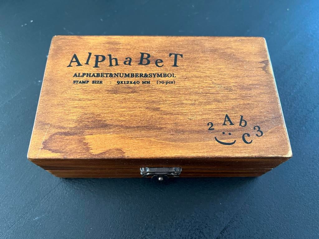 Houten stempelset: alfabet, cijfers & symbolen in doosje, Hobby en Vrije tijd, Stempelen, Ophalen of Verzenden, Gebruikt, Houten stempel