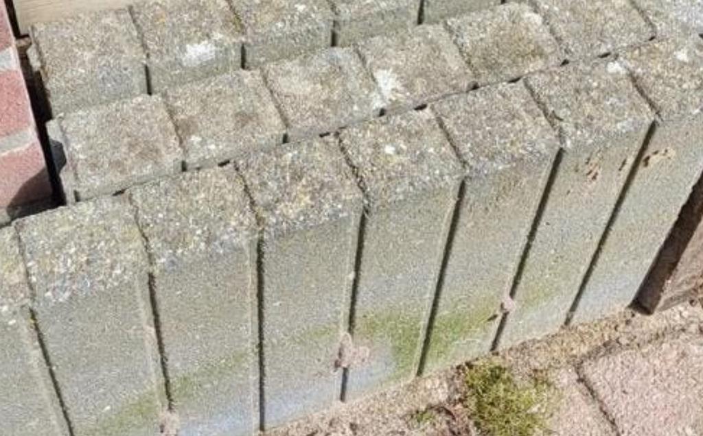 Gezocht gratis palissade vierkant 3-4 stuks, Ophalen, Zo goed als nieuw, Beton, Terrastegels