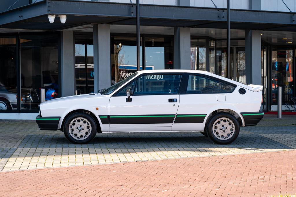 Alfa Romeo Sprint 1.5 QV (bj 1986), Auto's, Oldtimers, Stof, Zwart, Overige kleuren, 4 stoelen