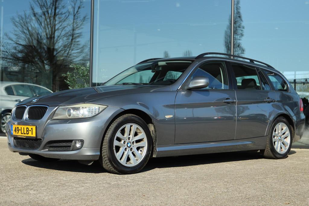 BMW 3-SERIE TOURING 318I BUSINESS LINE | XENON | TREKHAAK |, Euro 5, Origineel Nederlands, Handgeschakeld, 1405 kg
