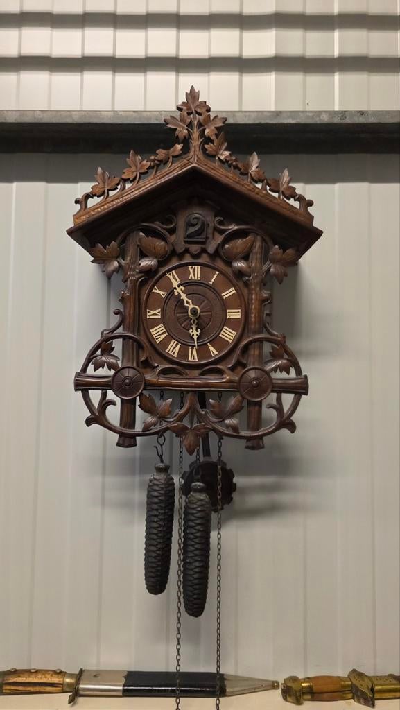 Antieke notenhouten koekoeksklok met prachtig snijwerk, Ophalen of Verzenden