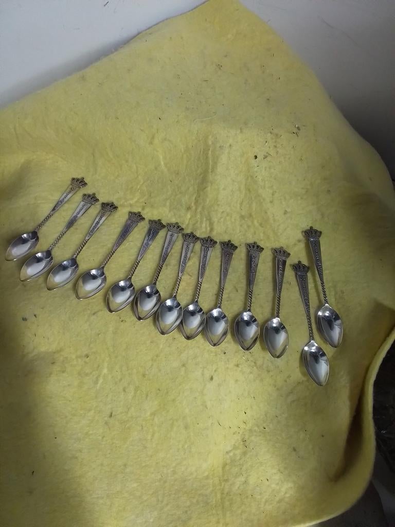 10145) 13 mooi verzilverde lepeltjes met kroon  en naam, Verzamelen, Koninklijk Huis en Royalty, Ophalen of Verzenden, Zo goed als nieuw