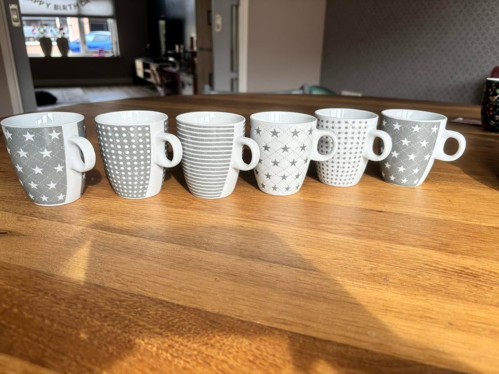 Set van 6 grijze mokken met sterren en strepen, Huis en Inrichting, Keuken | Servies, Gebruikt, Keramiek, Ophalen of Verzenden