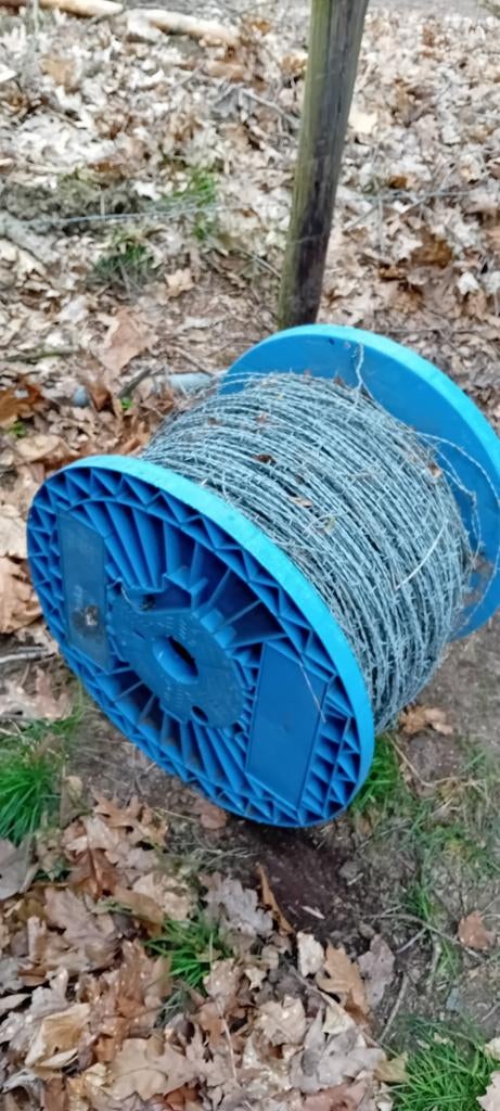 Prikkeldraad op kunststof haspel, Tuin en Terras, Gaas en Draad, Ophalen, Gebruikt, 20 meter of meer, Prikkeldraad