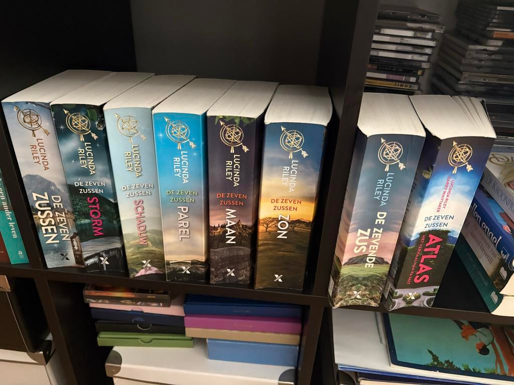 De Zeven Zussen serie - Lucinda Riley, Ophalen of Verzenden, Gelezen, Nederland