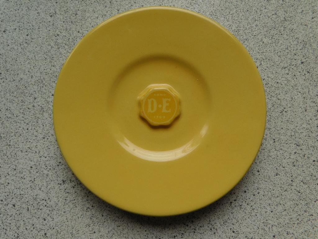 Schotel 15 cm. Geel Zegel Mosa Douwe Egberts, Ophalen of Verzenden, Zo goed als nieuw, Overige stijlen, Kop(pen) en/of Schotel(s)