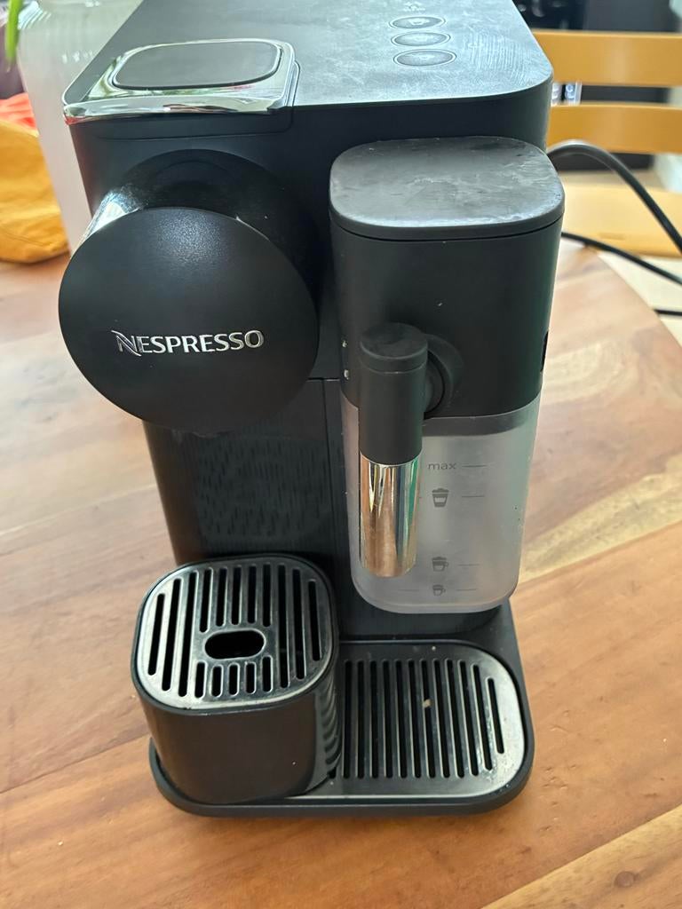 Nespresso Lattissima One - Defect (zit vast in ontkalkingspr, Ophalen, Niet werkend, Koffiemachine, Koffiepads en cups